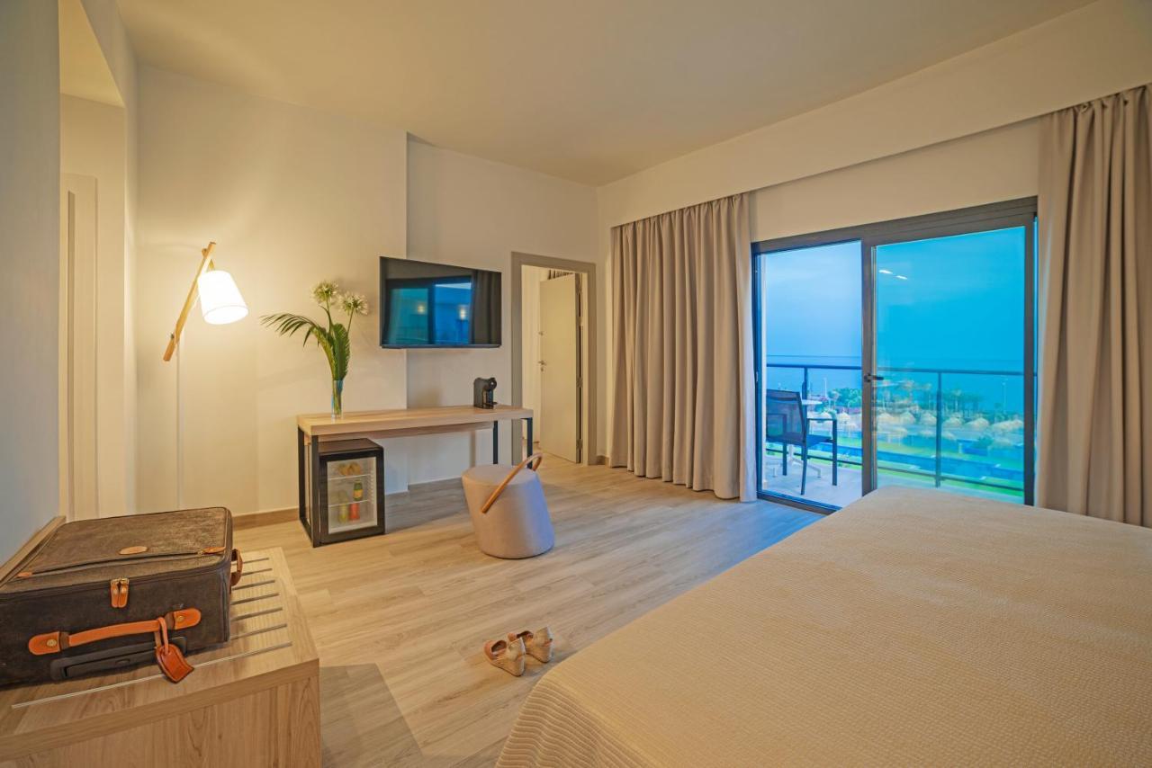 Cabogata Beach Hotel Retamar  Bagian luar foto A room at the hotel