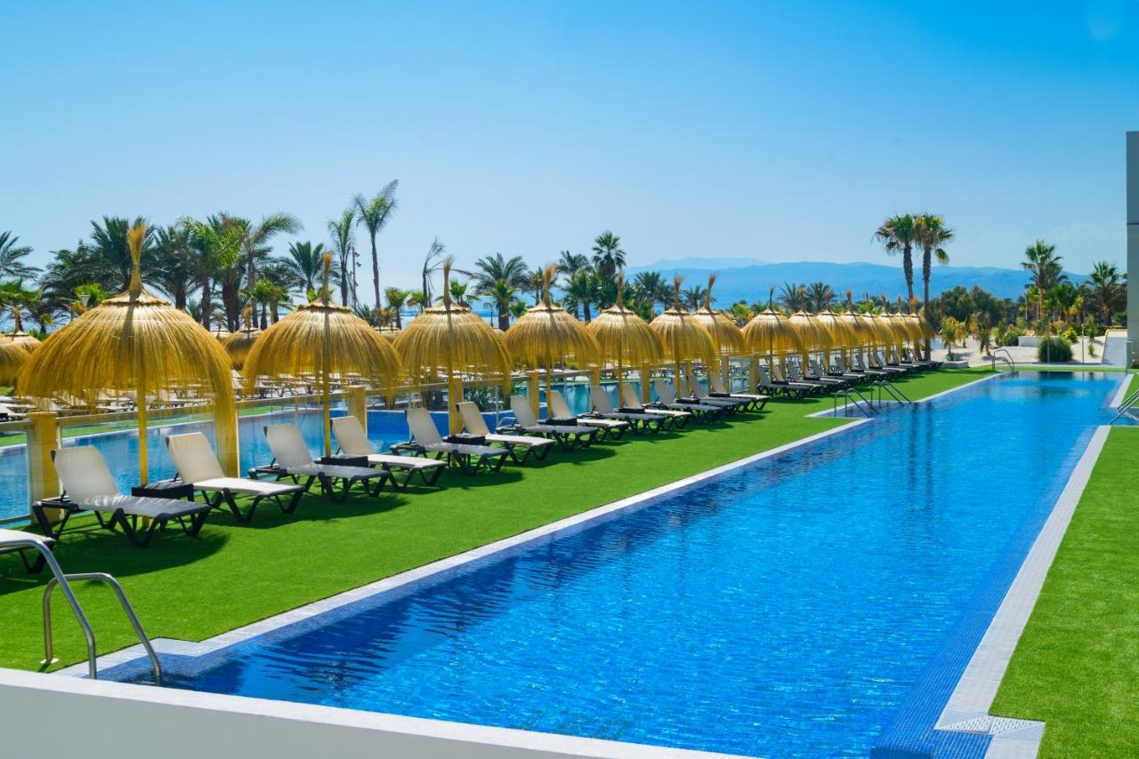 Cabogata Beach Hotel Retamar  Bagian luar foto The swimming pool at the hotel