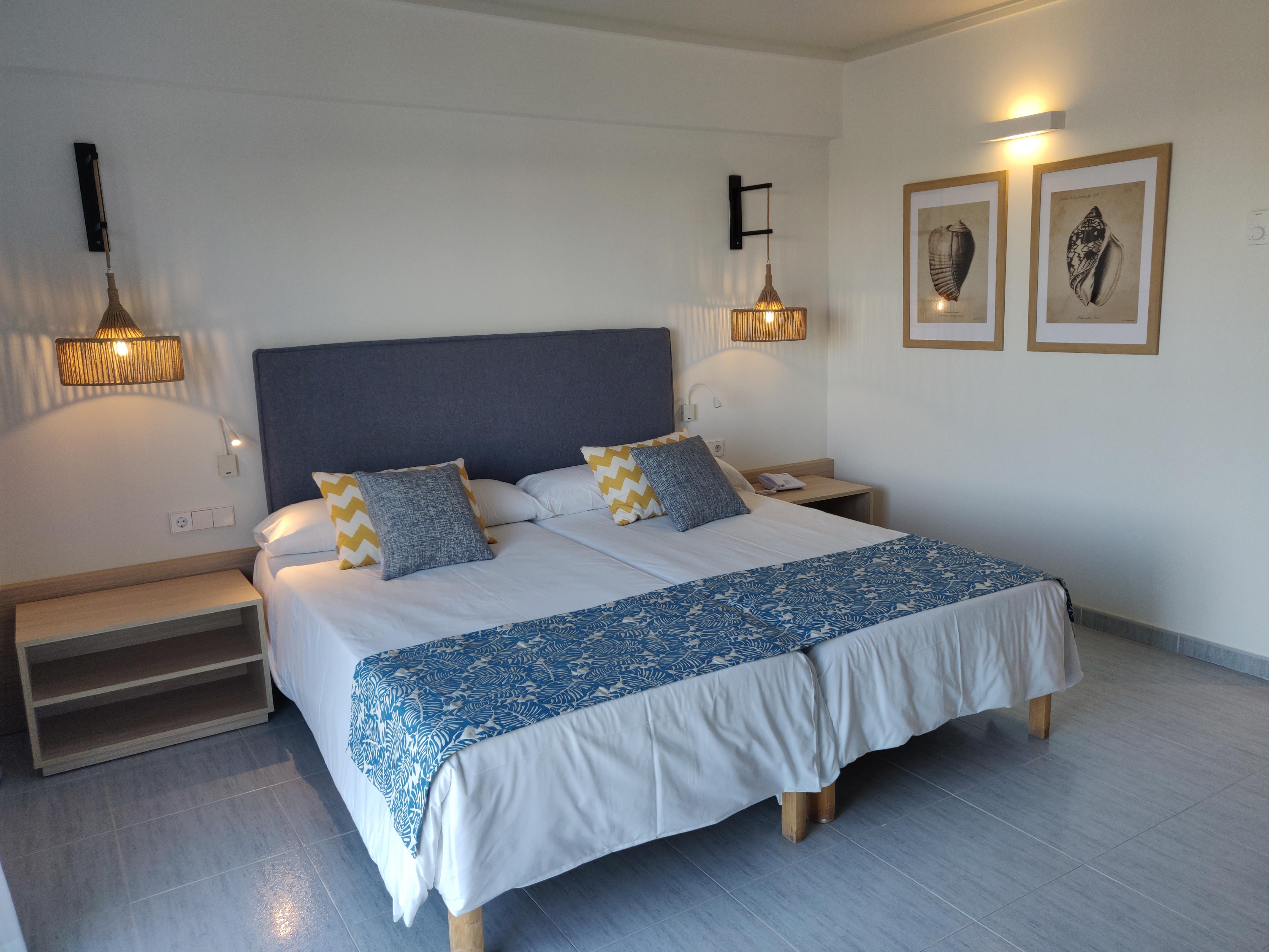 Cabogata Beach Hotel Retamar  Bagian luar foto A bedroom at the hotel