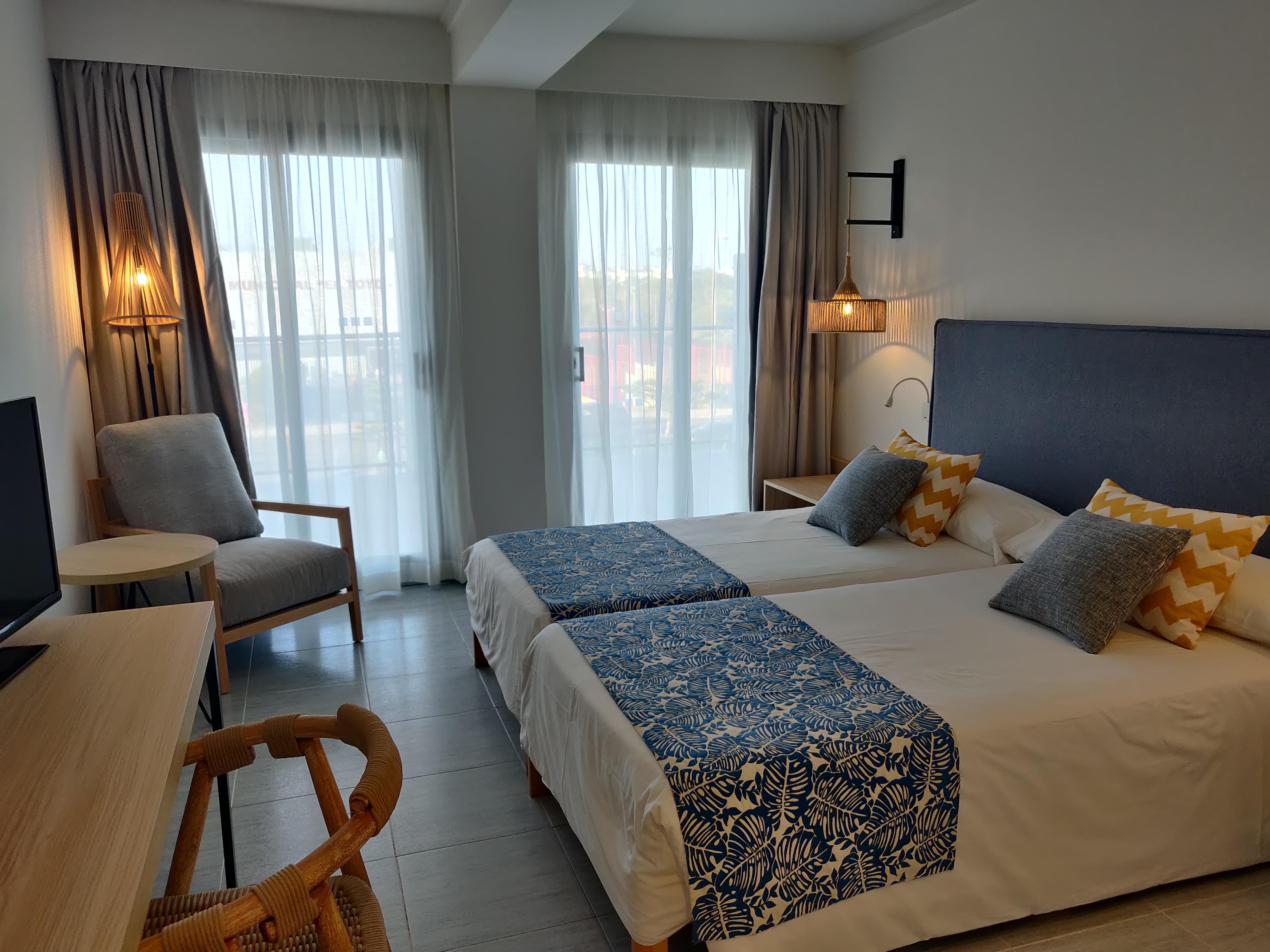 Cabogata Beach Hotel Retamar  Bagian luar foto A room at the hotel