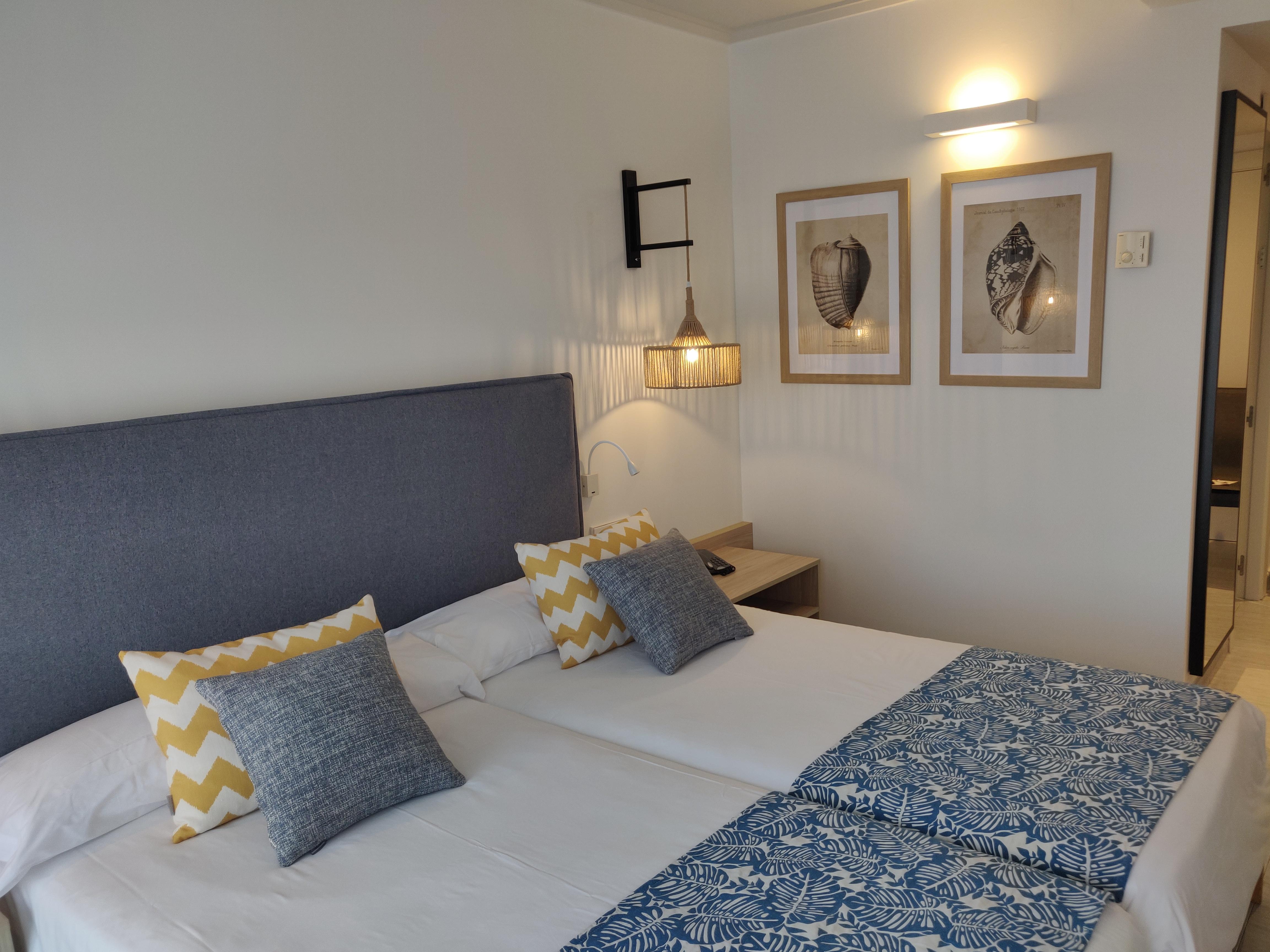 Cabogata Beach Hotel Retamar  Bagian luar foto A bedroom at the hotel
