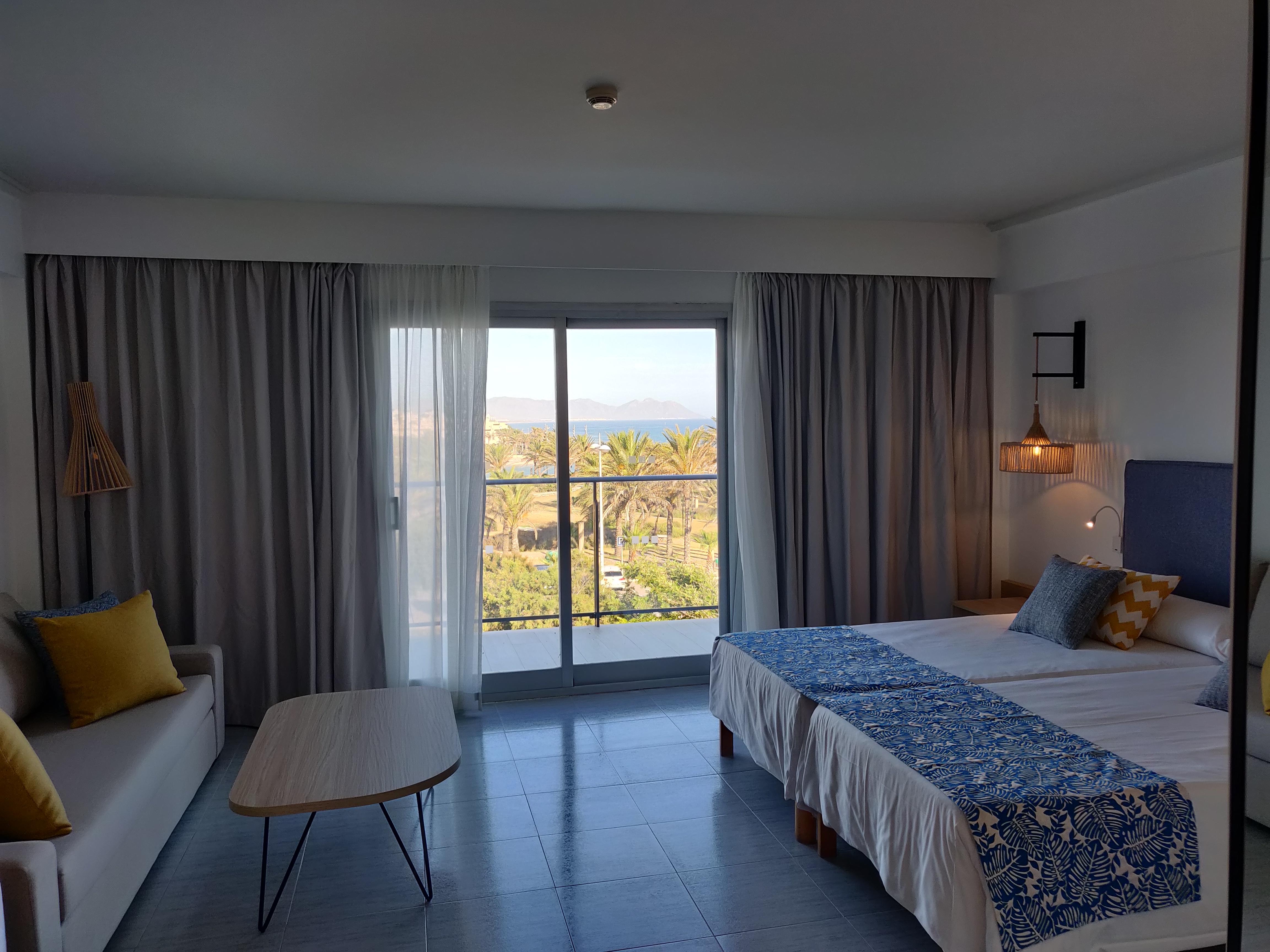 Cabogata Beach Hotel Retamar  Bagian luar foto A room at the hotel