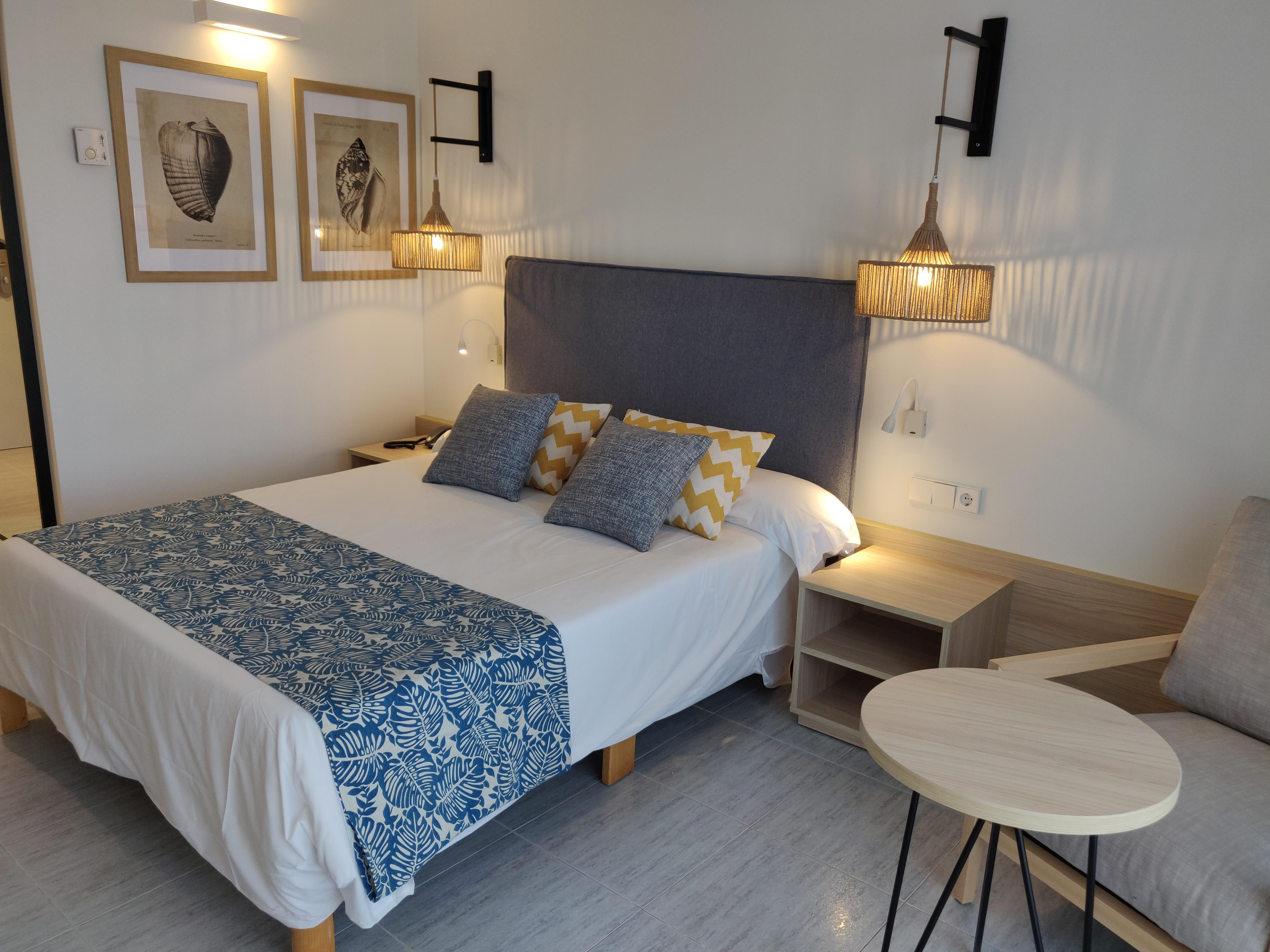 Cabogata Beach Hotel Retamar  Bagian luar foto A bedroom in a hotel