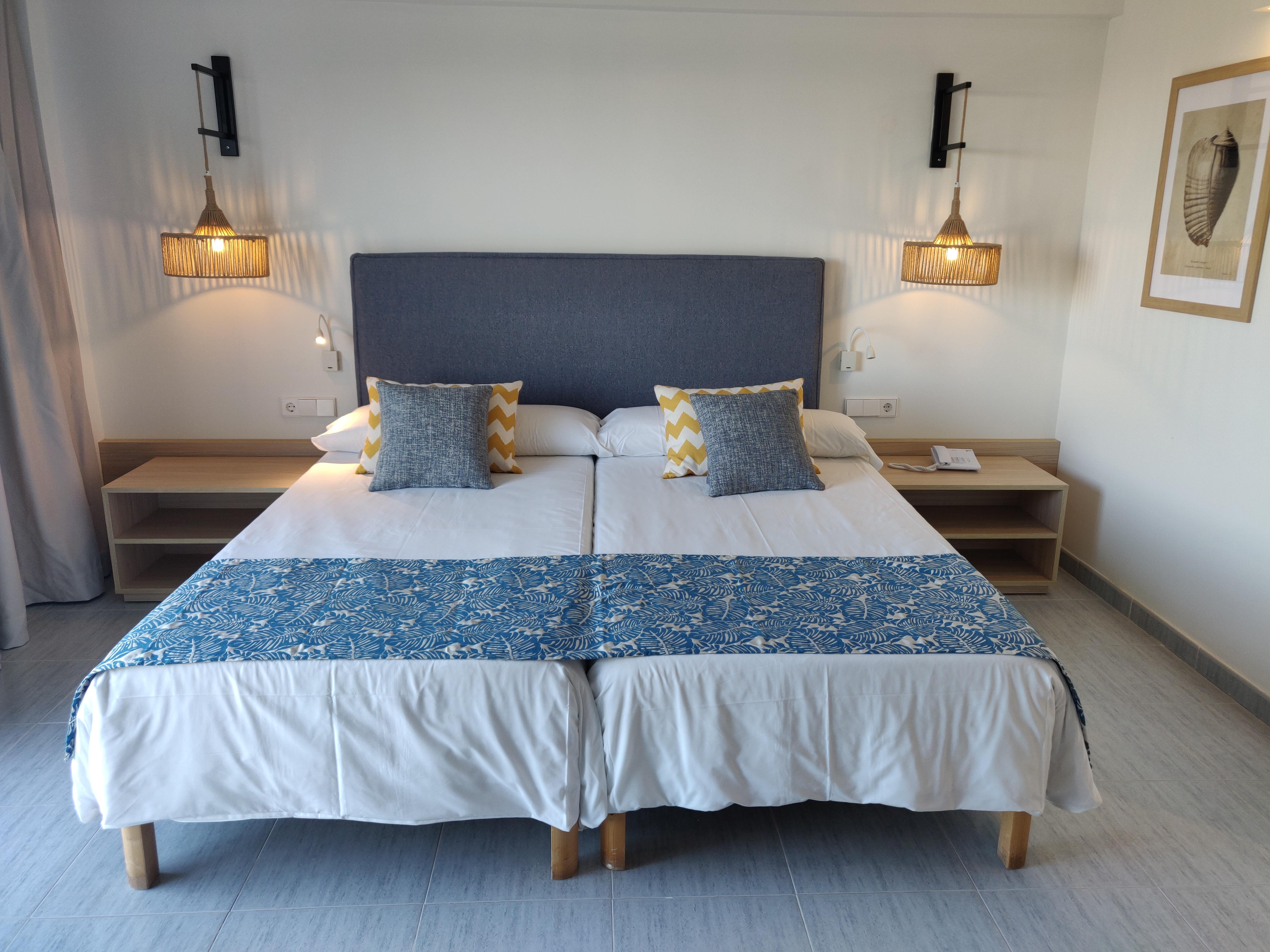 Cabogata Beach Hotel Retamar  Bagian luar foto A bedroom at the hotel