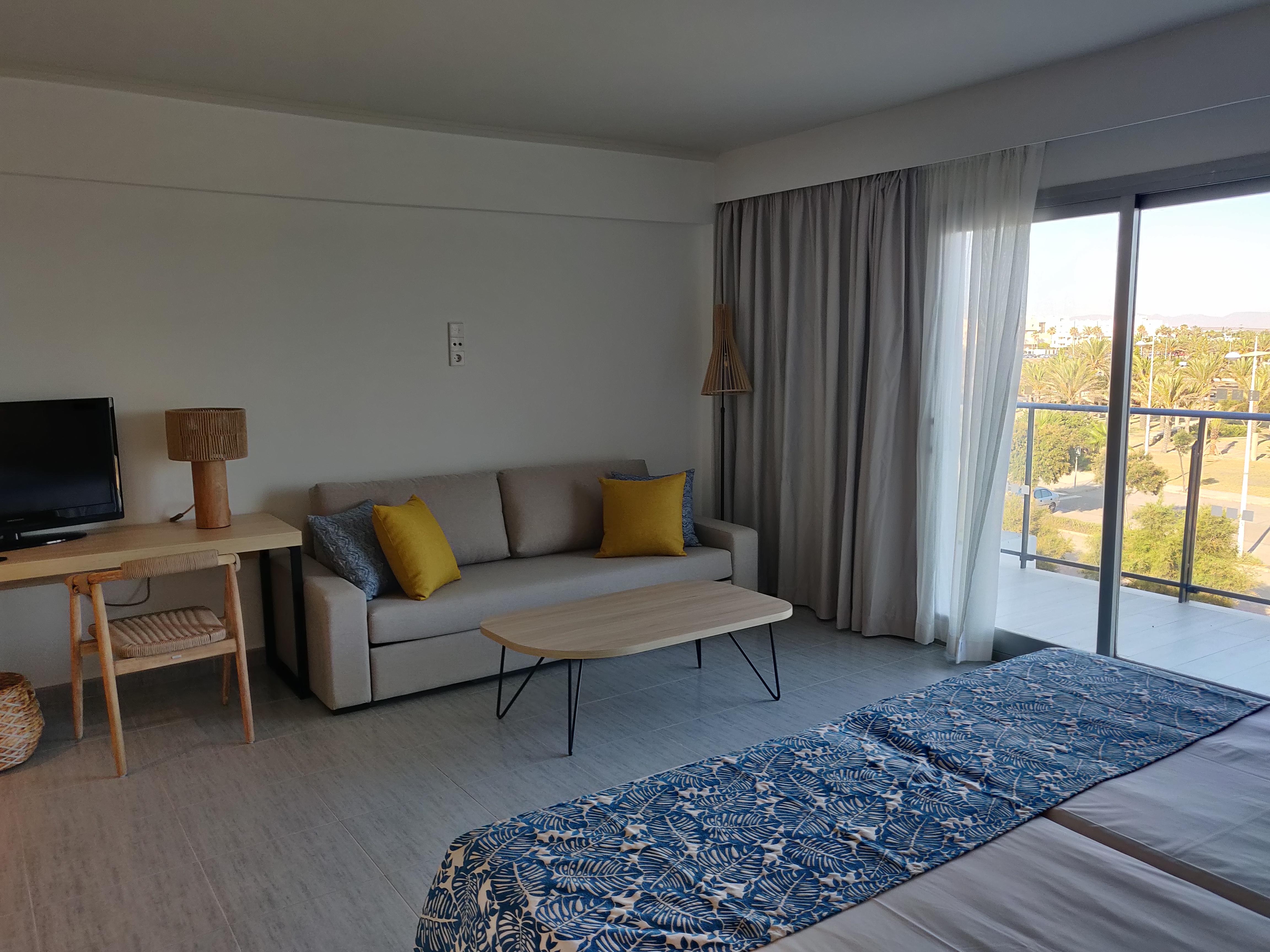 Cabogata Beach Hotel Retamar  Bagian luar foto A room at the hotel