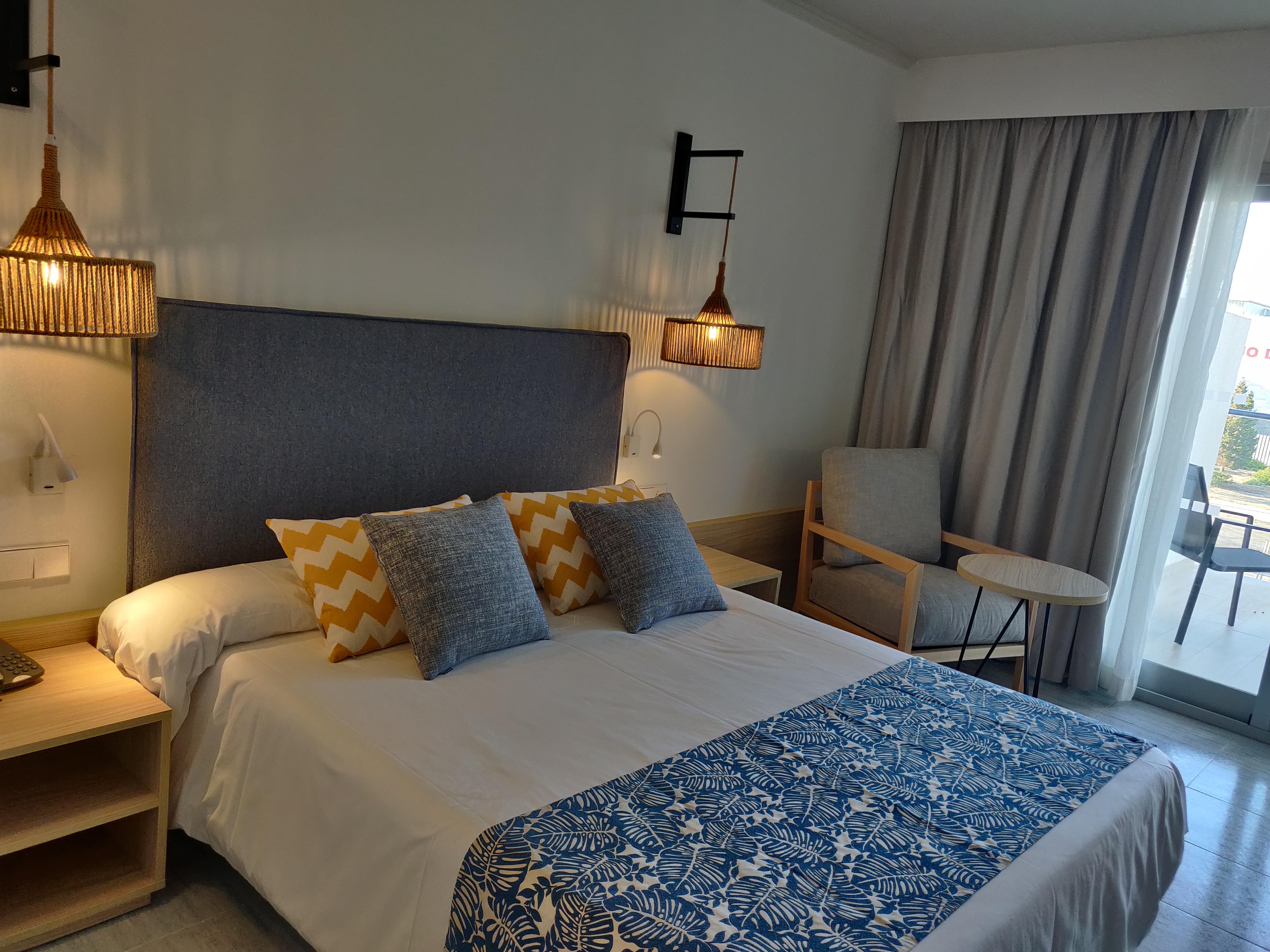Cabogata Beach Hotel Retamar  Bagian luar foto A bedroom in a hotel