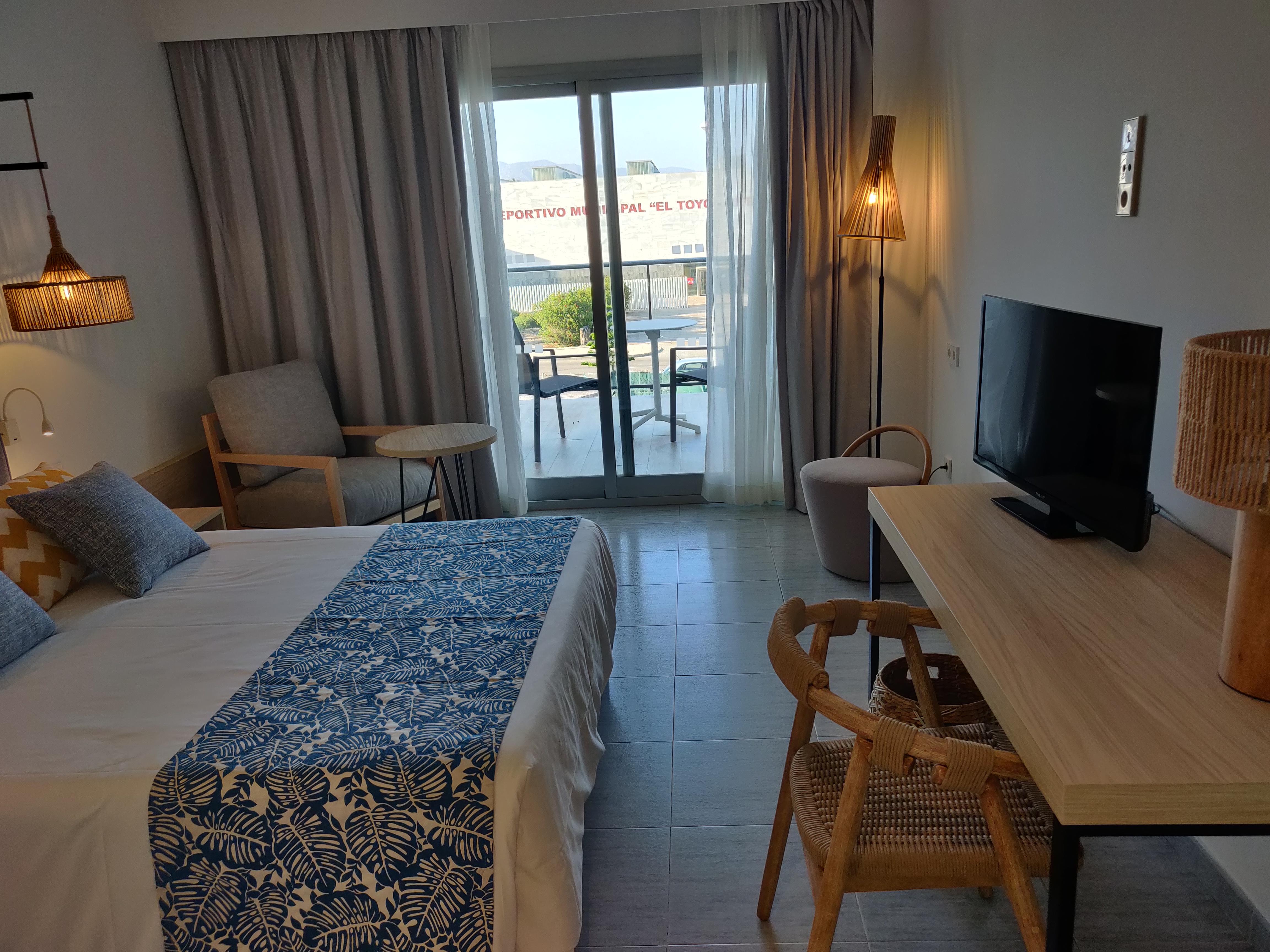 Cabogata Beach Hotel Retamar  Bagian luar foto A room at the hotel
