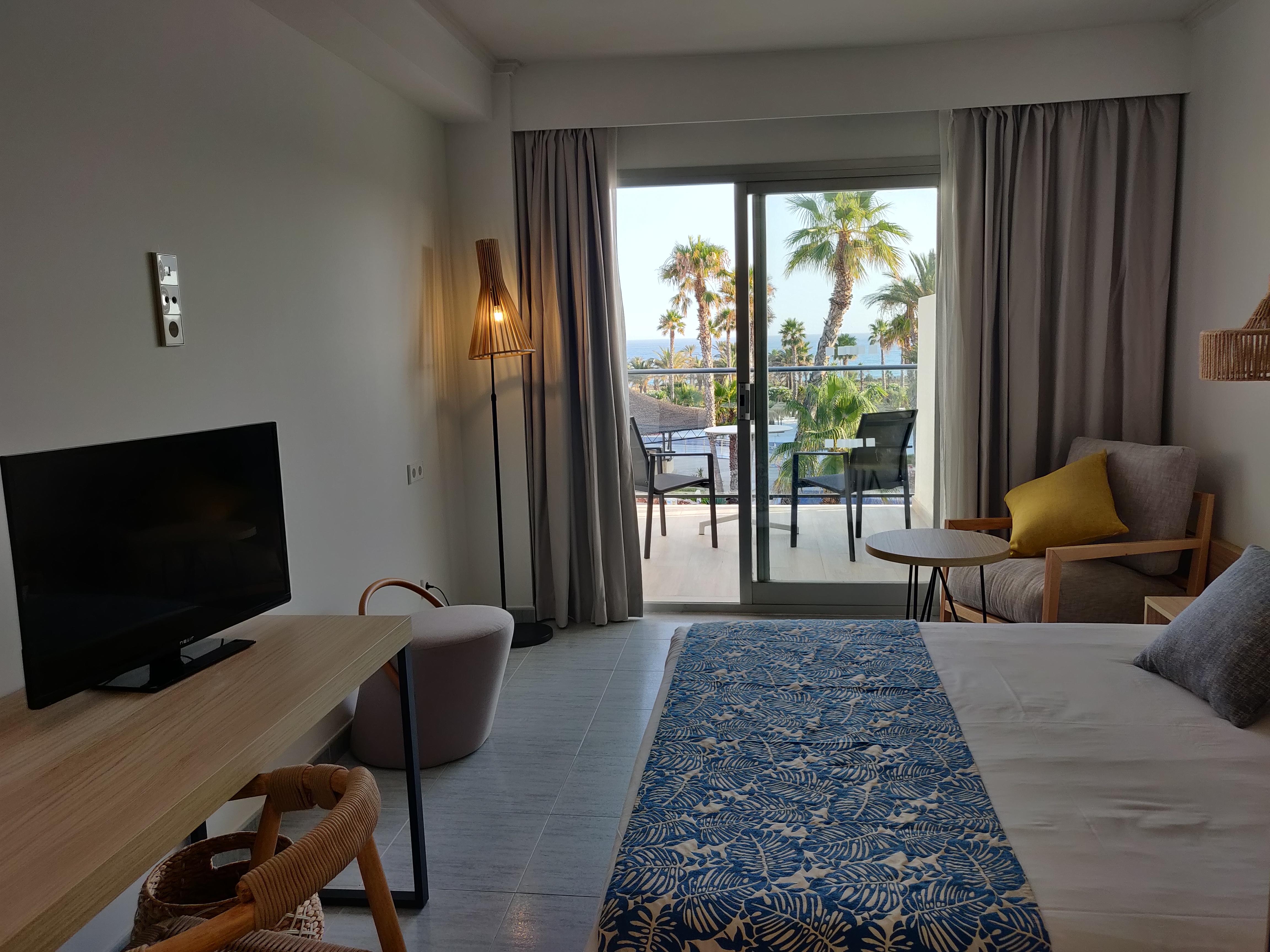 Cabogata Beach Hotel Retamar  Bagian luar foto A room at the hotel
