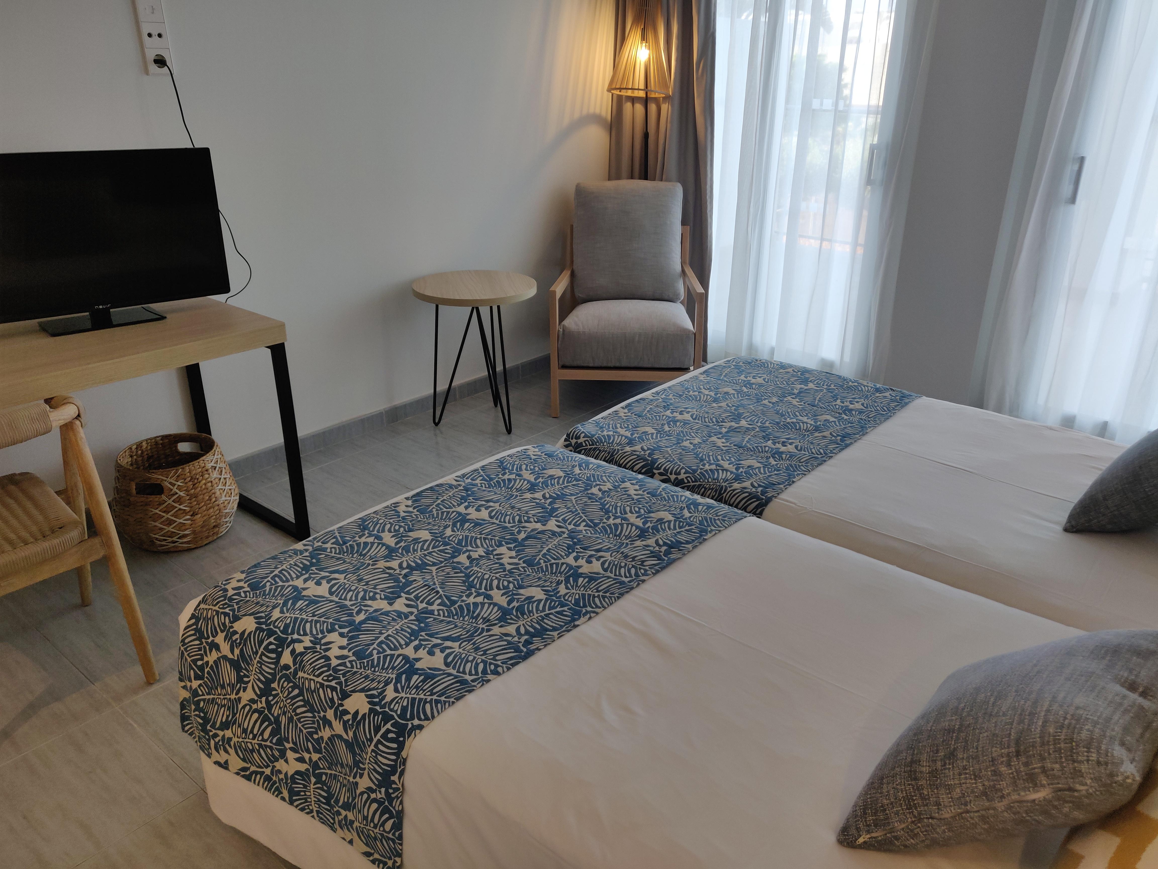 Cabogata Beach Hotel Retamar  Bagian luar foto A room at the hotel