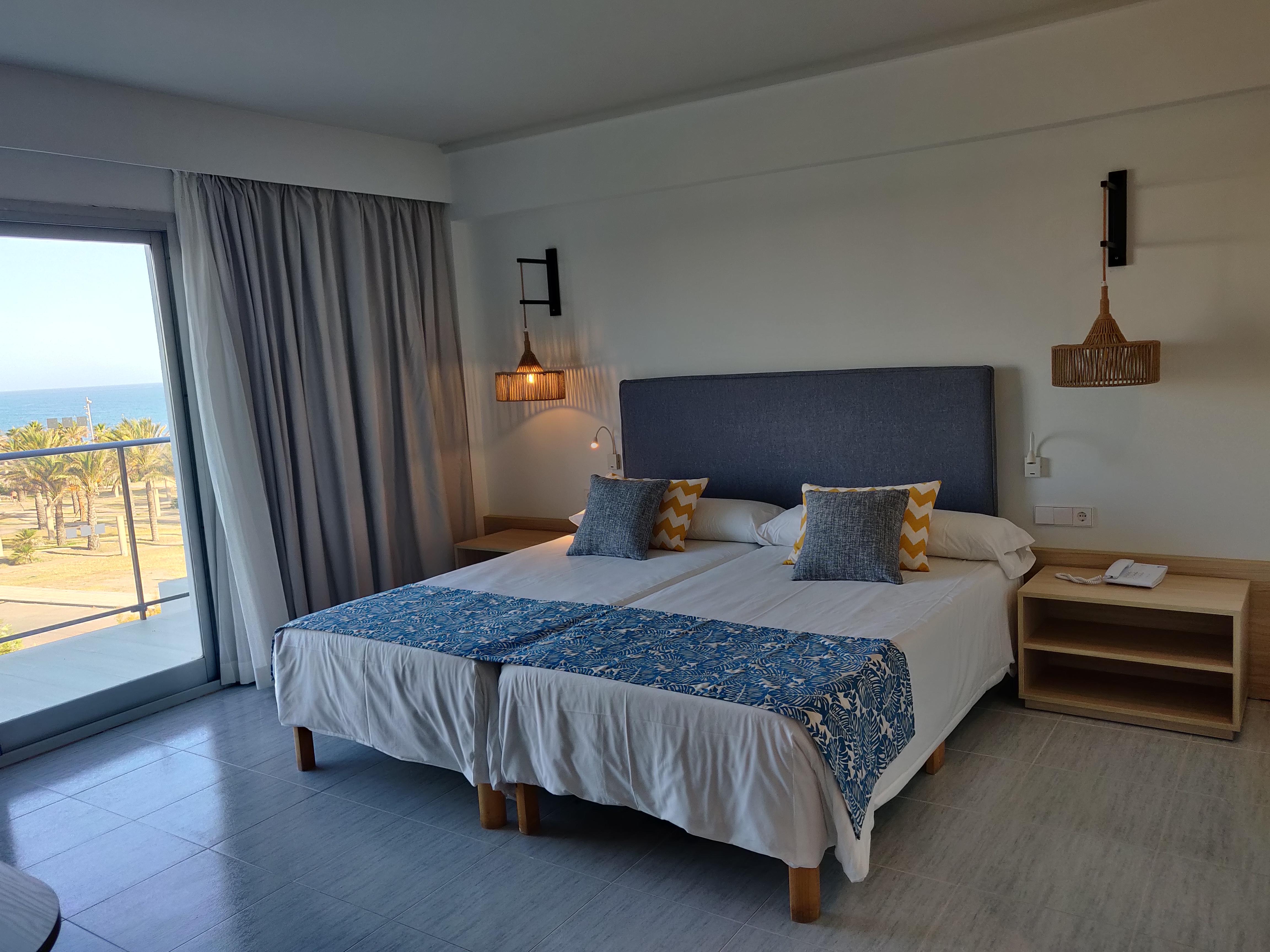 Cabogata Beach Hotel Retamar  Bagian luar foto A room at the hotel