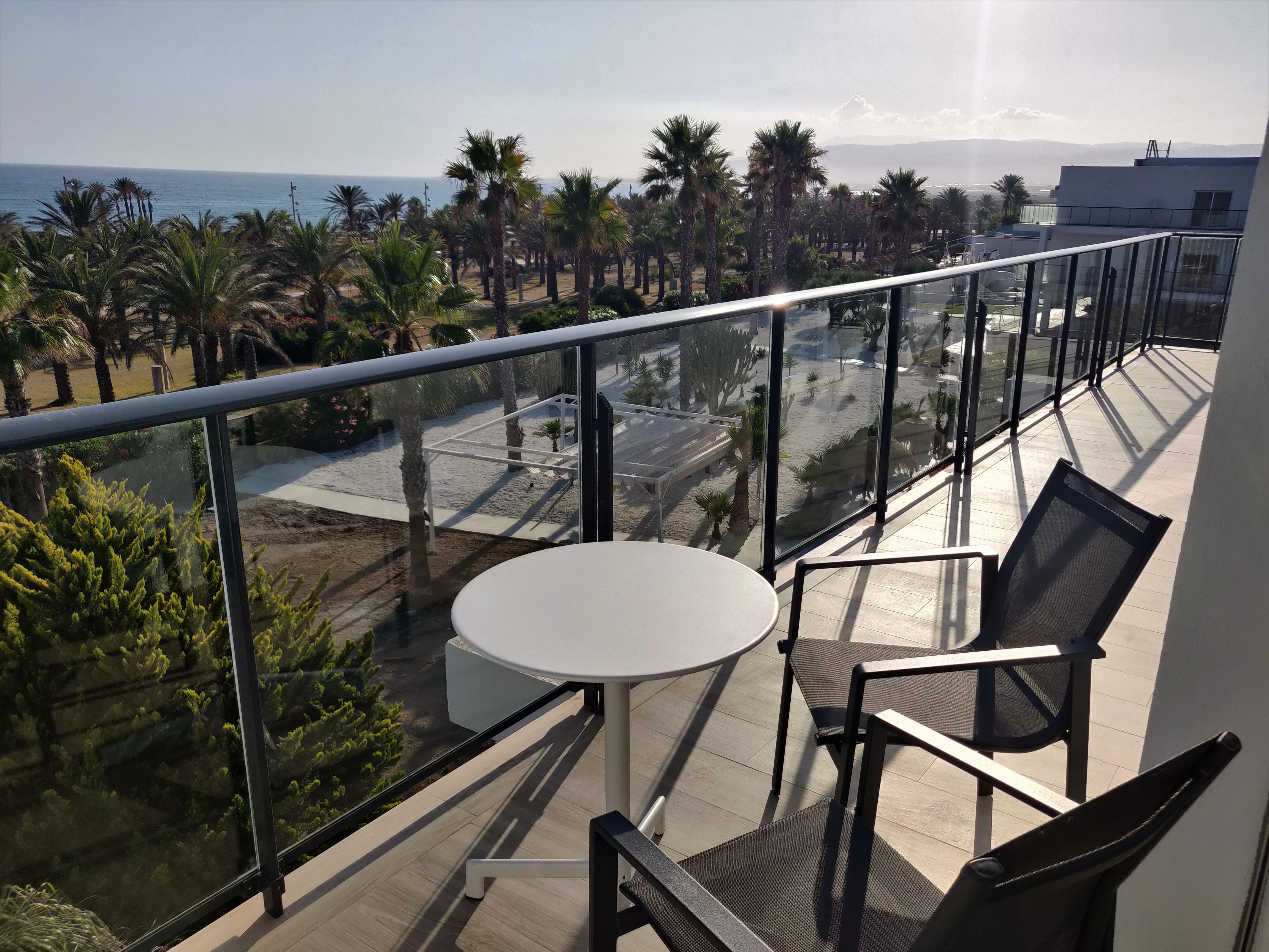 Cabogata Beach Hotel Retamar  Bagian luar foto A balcony in a hotel
