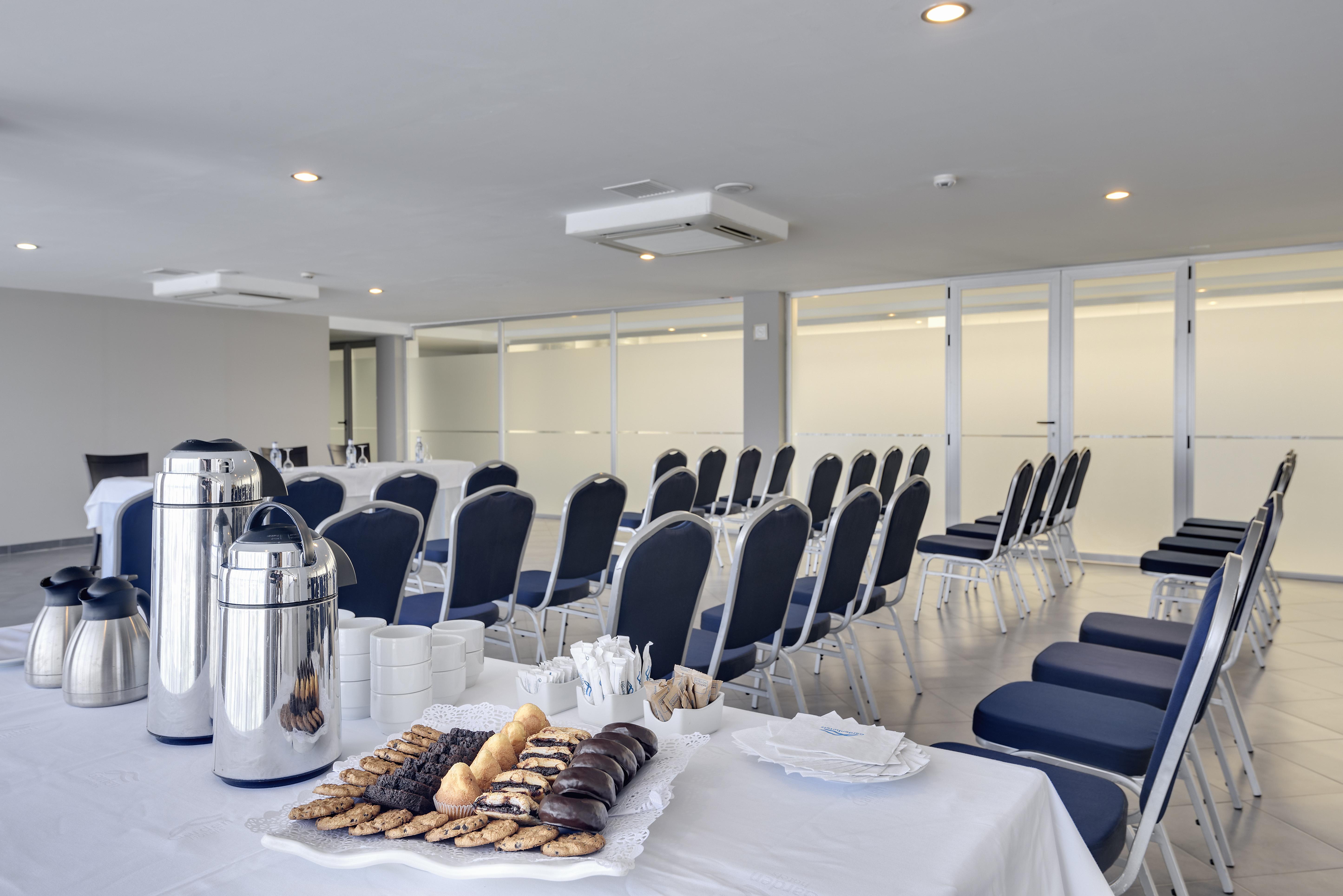 Cabogata Beach Hotel Retamar  Bagian luar foto The Business Lounge at London Heathrow Airport