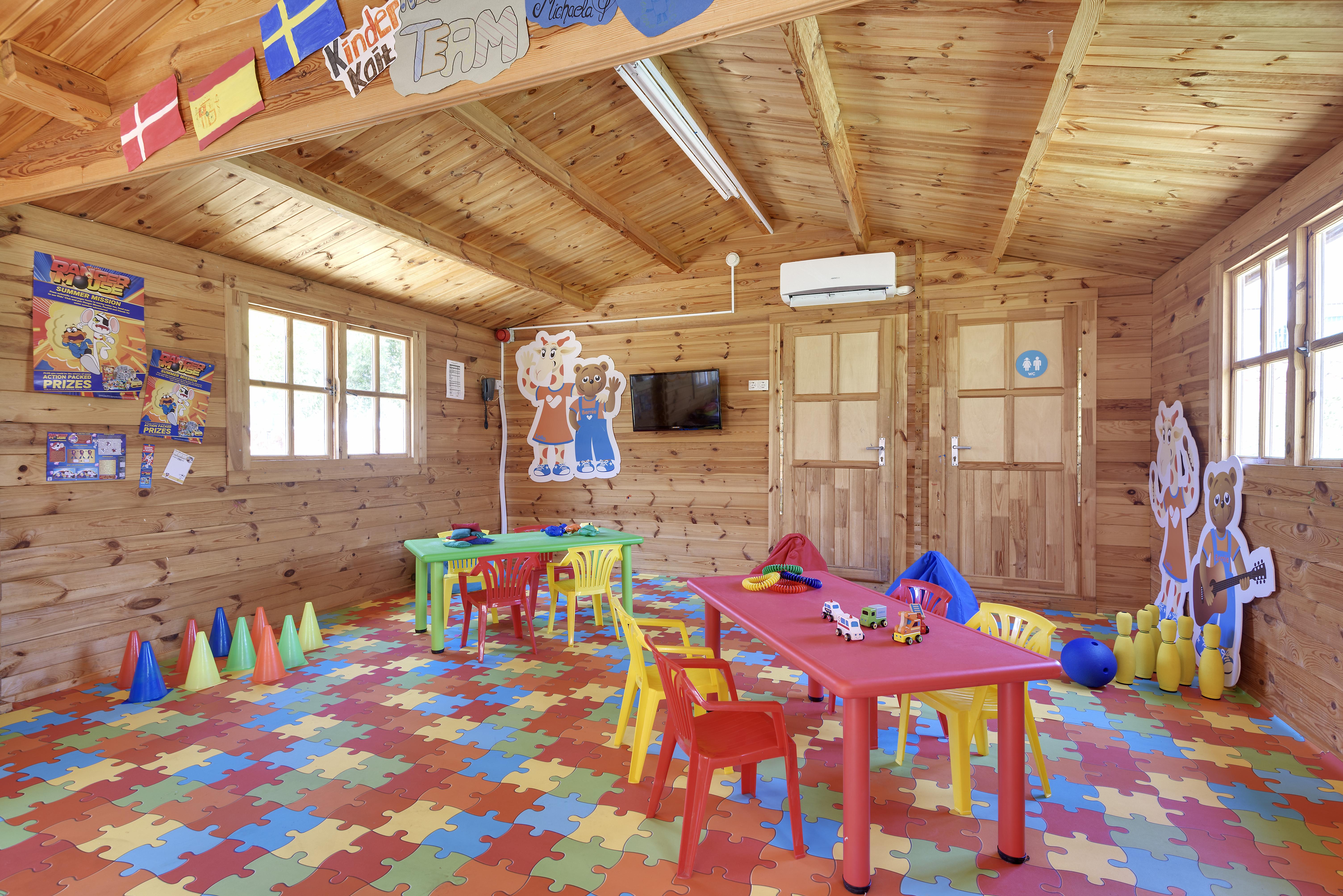 Cabogata Beach Hotel Retamar  Bagian luar foto The children's club at the hotel