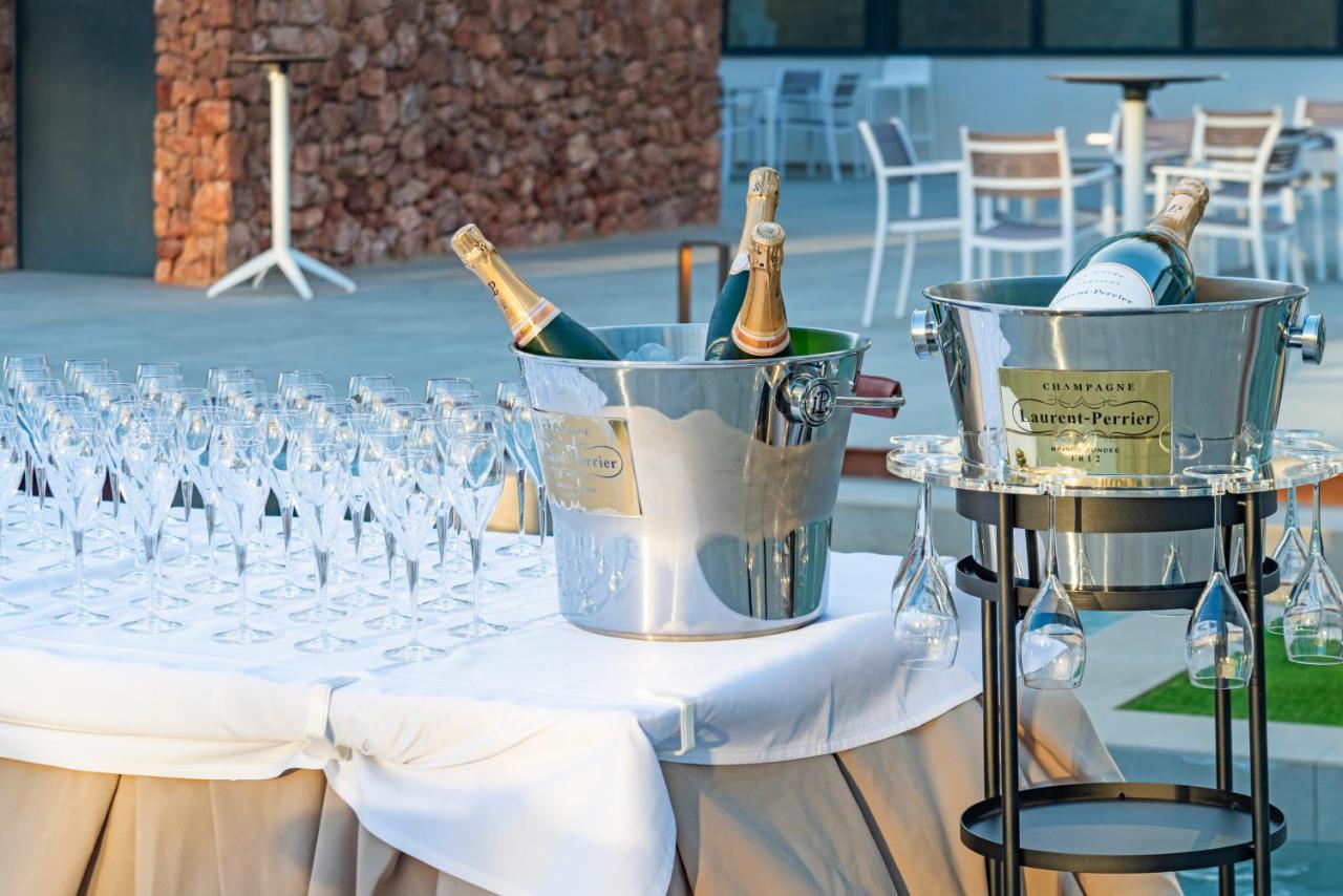Cabogata Beach Hotel Retamar  Bagian luar foto Champagne bottles in champagne buckets