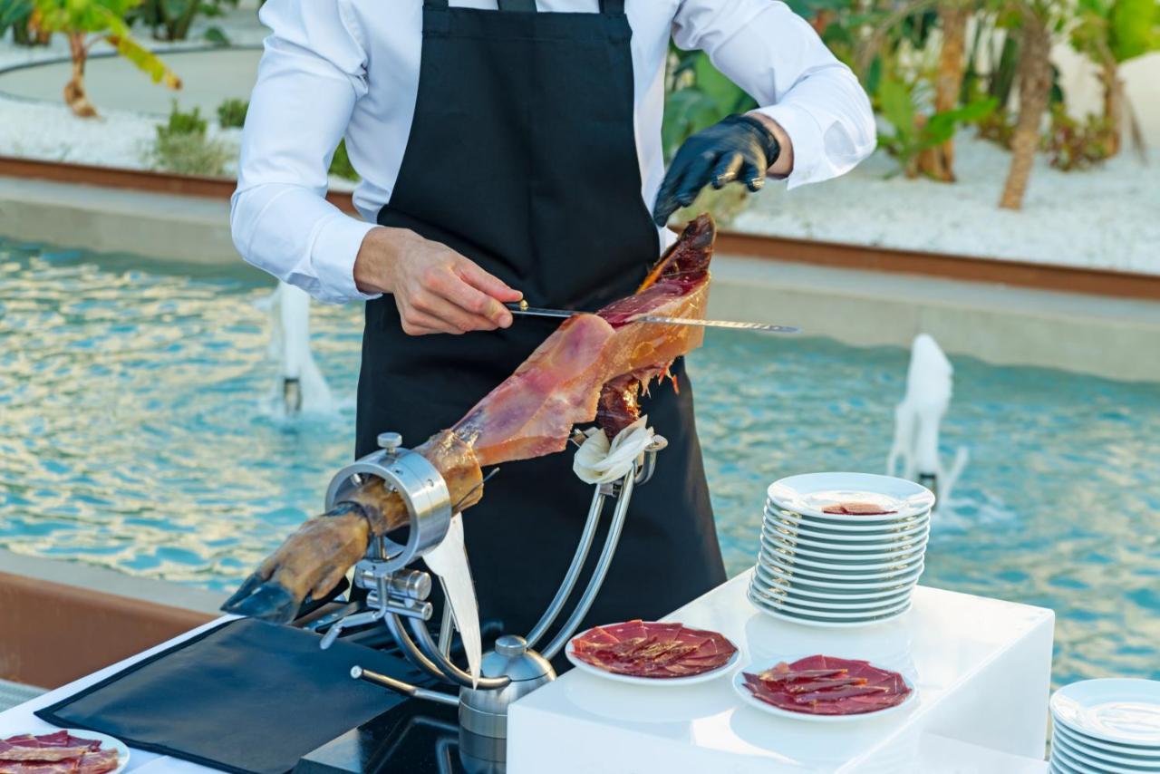 Cabogata Beach Hotel Retamar  Bagian luar foto Jamón being sliced