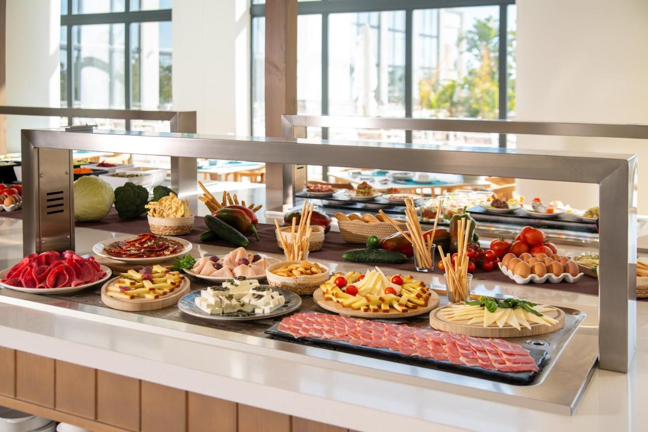 Cabogata Beach Hotel Retamar  Bagian luar foto A buffet at a hotel
