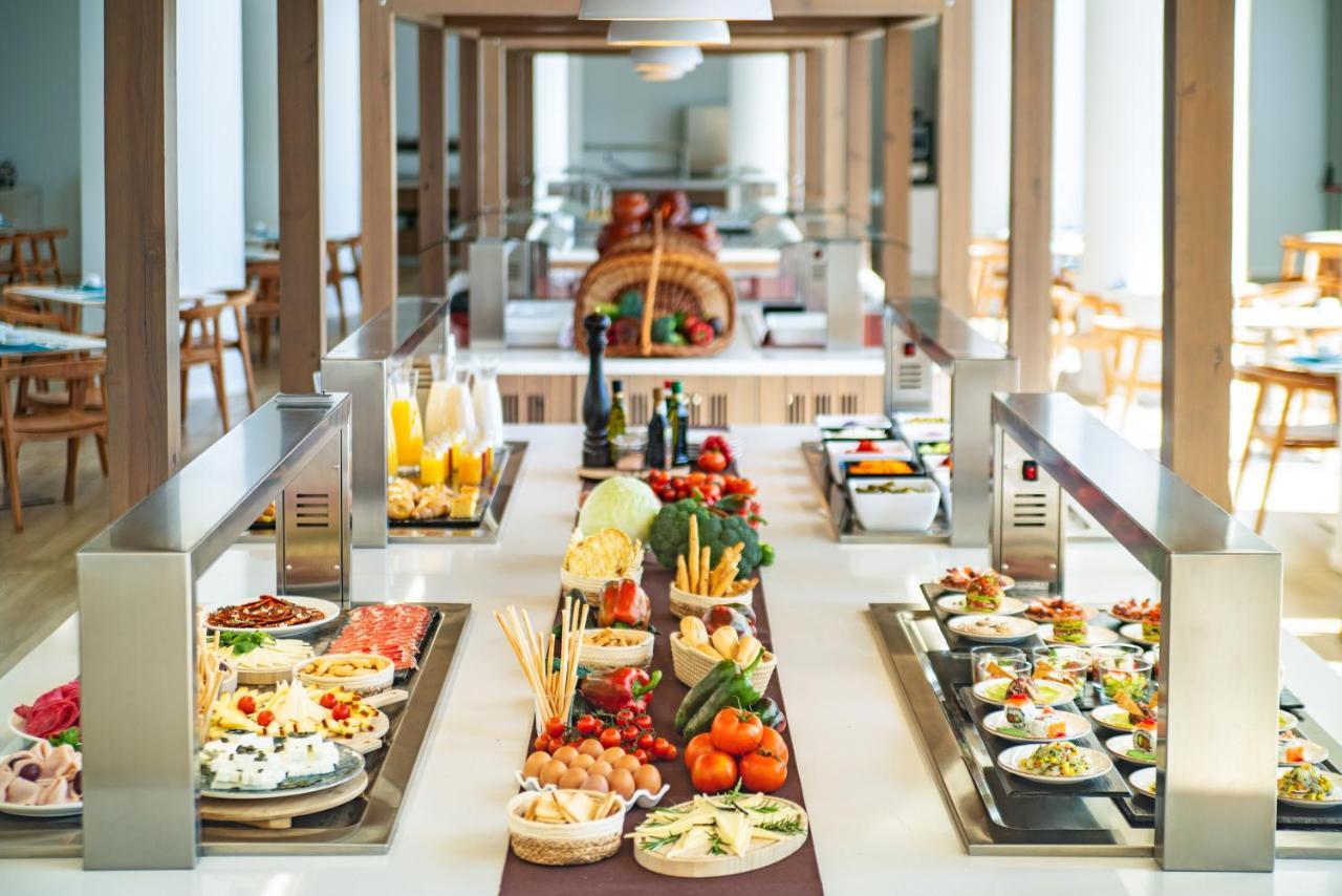Cabogata Beach Hotel Retamar  Bagian luar foto A buffet at a hotel