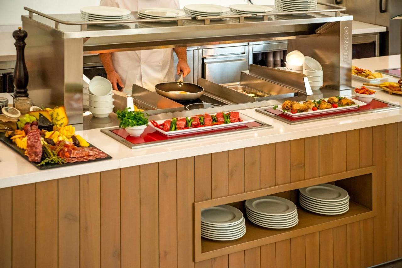 Cabogata Beach Hotel Retamar  Bagian luar foto A buffet