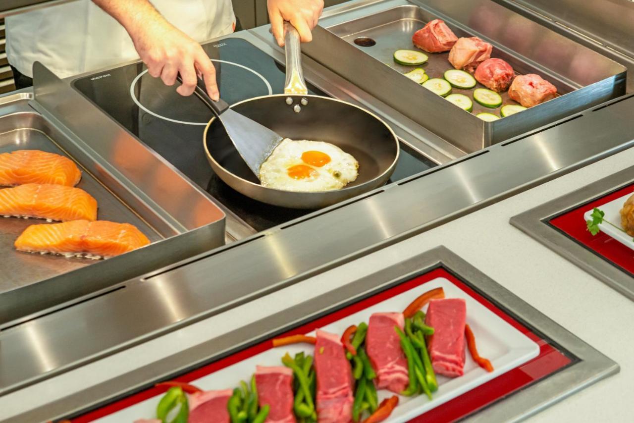 Cabogata Beach Hotel Retamar  Bagian luar foto A commercial kitchen