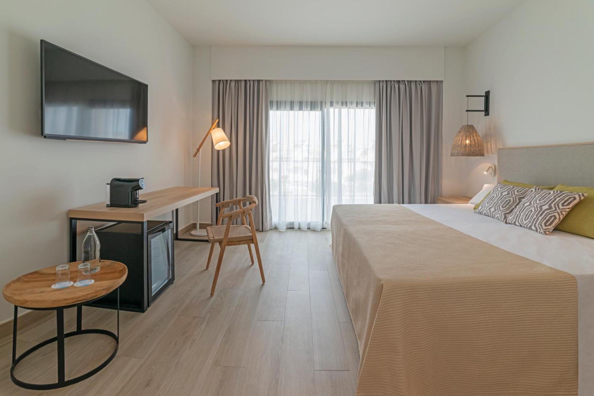 Cabogata Beach Hotel Retamar  Bagian luar foto A room at the hotel