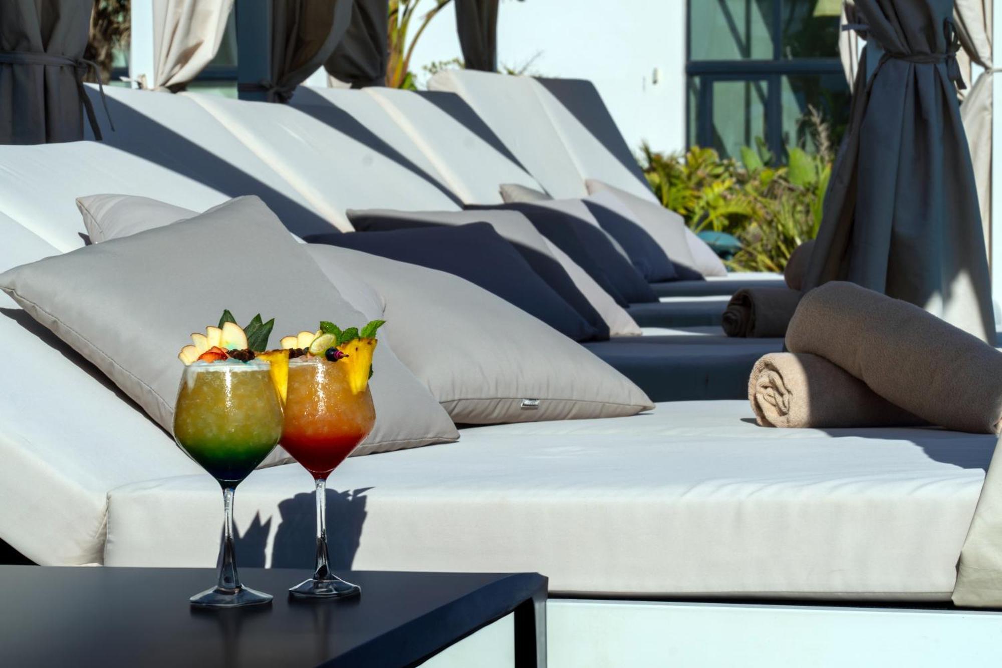 Cabogata Beach Hotel Retamar  Bagian luar foto The pool at the W